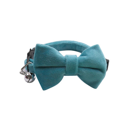 Himmelblått festhalsbånd til katt med sløyfe og bjelle. Perfekt til feiringer og festlige anledninger. Justerbar passform.
