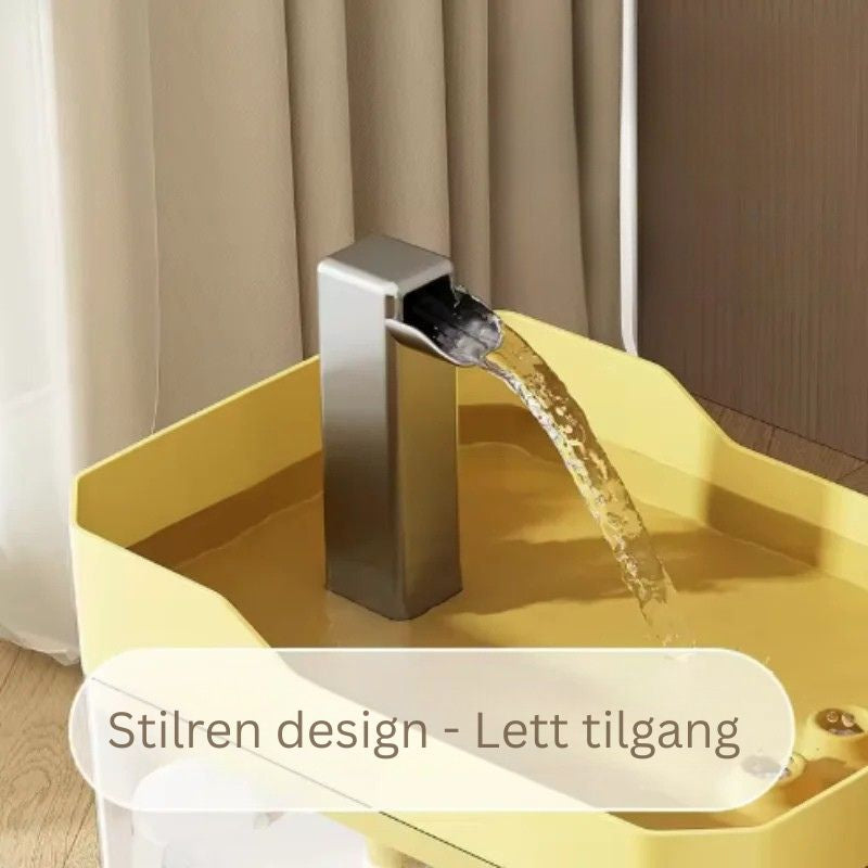 Nærbilde av gul vannfontene katt med rennende vann. Drikkefontene til katt som frister katten til å drikke mer.