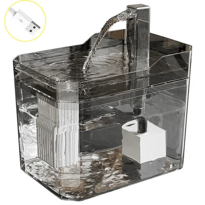 Transparent vannfontene katt 1,5L med synlig vannnivå og filter. Praktisk drikkefontene til katt med stillegående sirkulasjon.